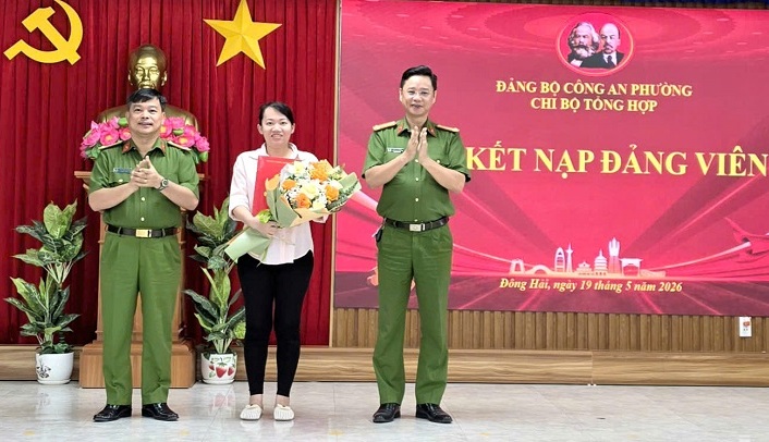 Chi bộ Tổng hợp – Đảng bộ CAP Đông Hải kết nạp đảng viên mới